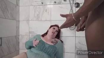 Amaziing gives Nikki Cakes a golden Shower