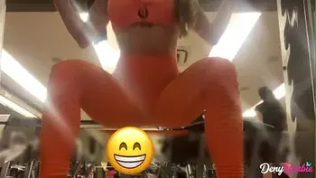 Milf gostosa liberando o cuzinho para o personal depois da academia! - www.denybarbie.com.br