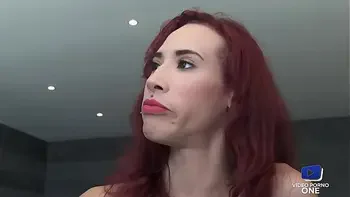 Deux salopes excitées s'amusent chez leur client