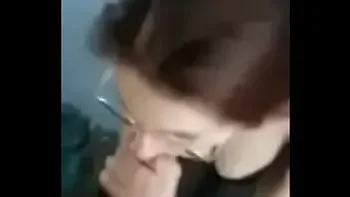 Sandra me la chupa hasta acabar en su voca