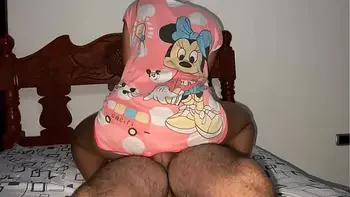 Compartiendo Cama con mi Hermosa Amiga Porque Estamos Viajando