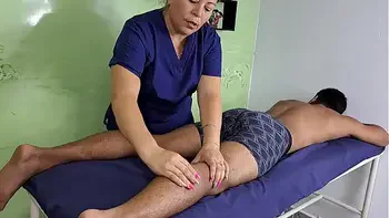 Madura da un rico masaje, que buena polla tiene el chico