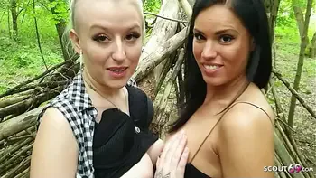 Zwei beste Freundinnen Deutsch im Park zum Dreier AO Sex von Typen überredet