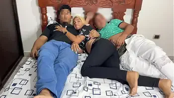 Mi Amigo me Invito a ver Película junto a su Novia pero su Novia esta con el Culo hacia mi Lado y no Pude Resistirme