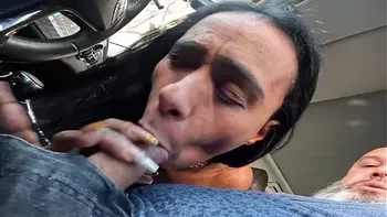 A Milf carioca India Juju rainha dos Gangbang fica peladinha no carro e provoca o público