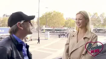 Cherry Kiss prend du plaisir au fond du bar