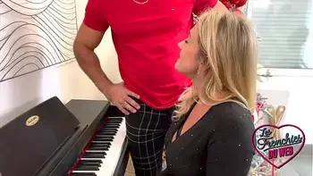 Miss Alice, une élève coquine qui baise son prof de musique