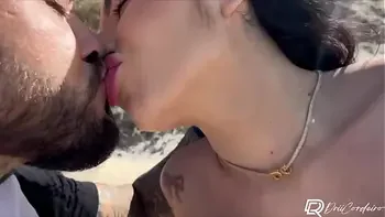 Não aguentei, tirei meu biquíni na praia e sentei no cacete do meu namorado - Drii cordeiro