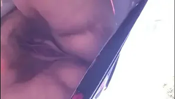 Oma harige kut onder jurk