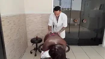 Massagista se deu bem comeu a preta mais gostosa e gozou muito