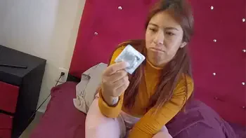 Le enseño a usar condón pero me lo quita y se chorrea en mi verga