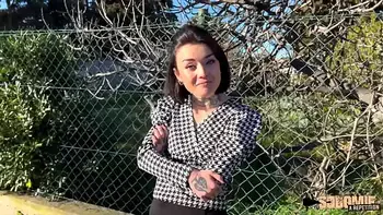 Crystal, brunette ténébreuse qui adore la baise anale