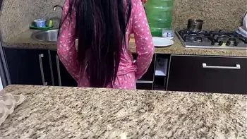 Mi Deliciosa Hijastra Cocinando en Pijama no me pude aguantar a su Culo y mi esposa que esta viajando - Amateur Casero