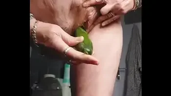 Oma neukt harige kut met komkommer