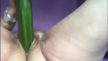 Oma neukt kut met komkommer