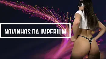 novinha magrinha faz gang bang na rua e leva banho de leite