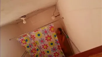 Espiando a la amiga de mi esposa de vacaciones