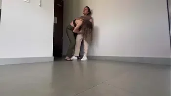 A mi compañera del trabajo le encanta tener orgasmos en el pasillo del hotel!!