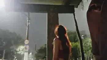 Punheta arriscada para gostosa no ponto de ônibus!