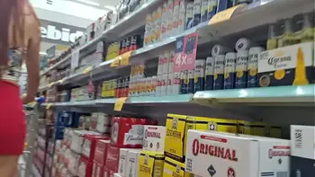 Esposa no mercado sem calcinha exibe em publico!