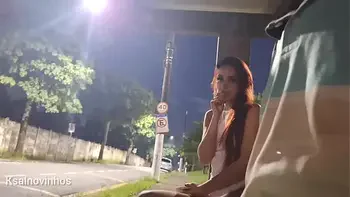 Punheta arriscada no ponto de ônibus ao lado de uma desconhecida linda e ?