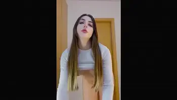 El novio de mi hermanastra quiere follarme , yo nunca quiero pero esta vez deje que  meta su pequeña polla por mi boca y mi coño