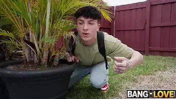 In Richelle Ryan Backyard Chris Lockwood, Ethan Seeks