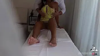 FLAGRANTE - Casada filmada pegando no pau do terapeuta de Massagem tantrica - Massage