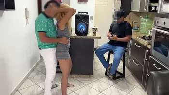 ME PRESTO a su Novia para Bailar Pero se me Levanto la Polla con su Culo Rozando