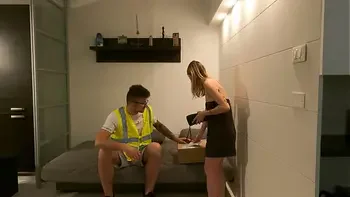 Annika accoglie in accappatoio il corriere, ma non ha soldi per pagare in contrassegno. dialoghi ita