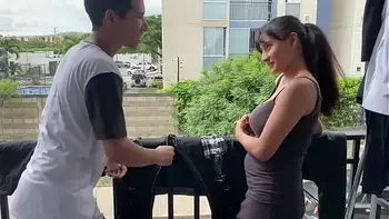 mi padrastro le es infiel a mi madre conmigo y se termina corriendo dentro de mi boca