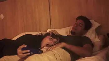 No puedo dejar de tocarme y tuve que poner mi pene en la boca de mi hermanastra (por poco nos descubren) FANTASIAHARDCORESEX