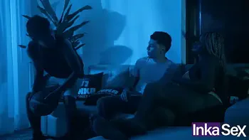 Traiciono a mi hermanastro cuando sale a trabajar y me follo a su novia Ebony culona latina.