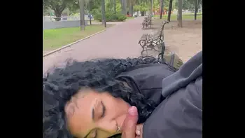 TOMANDO LECHE EN UN PARQUE PÚBLICO DE DIA EN BUENOS AIRES