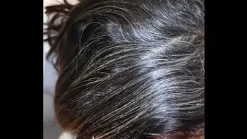 LA MAMA DE MI MEJOR AMIGO ME ENCUENTRA MASTURBANDOME CON SU TANGA Y ME LO CHUPA HASTA VENIRME EN SU BOCA PARTE 1