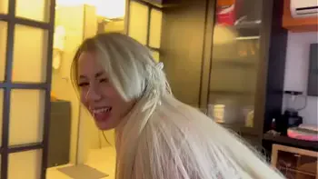 Surubão com a loirinha safada - 3 anões fodendo o cuzinho rosinha DP