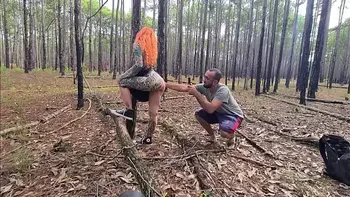 Ruiva gostosa fazendo exibicionismo na trilha que acaba em sexo ao ar livre ** Completo no RED