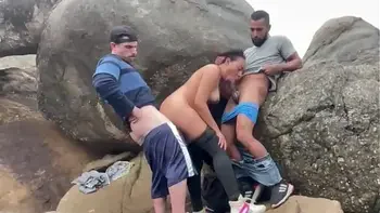 Casada fudendo na praia com dois.