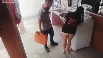 Dona de casa casada paga técnico de máquina de lavar com a bunda enquanto corno esta fora