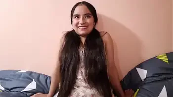 Verdad o Reto termina en rico creampie en pequeña vagina