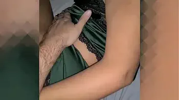 Madrastra MILF embarazada e hijastro comparten la cama