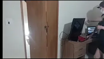 Técnico em informática e surpreendido pela casada safada!