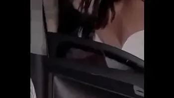 Batendo uma punheta pra um desconhecido pela janela do carro