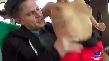 Une étudiante se fait baiser dans un bus devant des voyeurs !