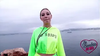 The Queen baise avec la sexy Trixy dan un trio FFH