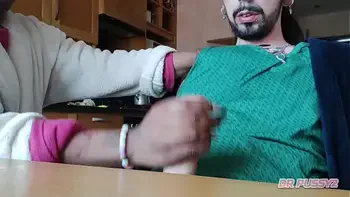 MASTURBEI O MELHOR AMIGO DO MEU MARIDO E DEIXEI ELE FILMAR SEM O CORNO SABER