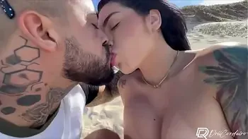 Gostosa safada encontrou fã na praia e fez sexo ao ar livre sem camisinha, vídeo amador!