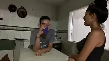 MI NOVIA ESTABA ACOSTADA Y YO LA DESPERTE CON UN RICO MASAGE EN SU HERMOSO CUERPO