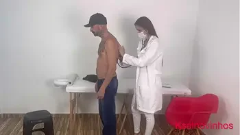 Médica examina paciente e ele ficou de pau duro!