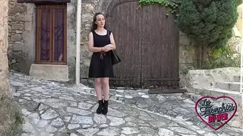 Amandine se laisse guider par la coquine Marie